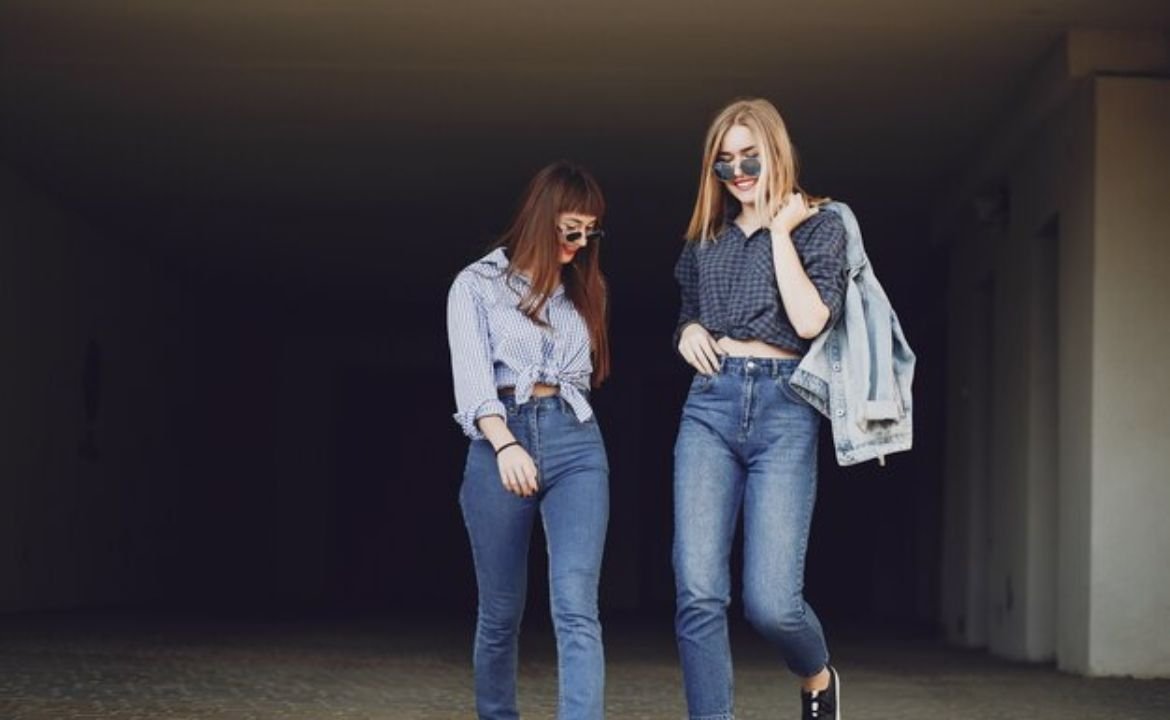 Are Jeans Business Casual for Women? Style Guide